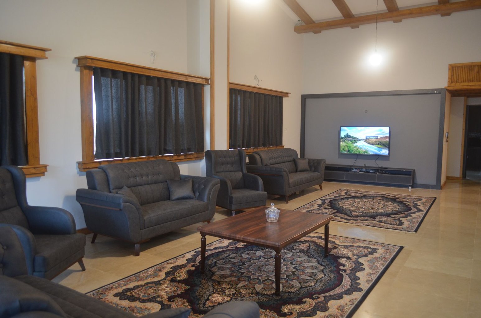 ویلا پنج خوابه استخردار آبگرم وارش 1 - پذیرایی