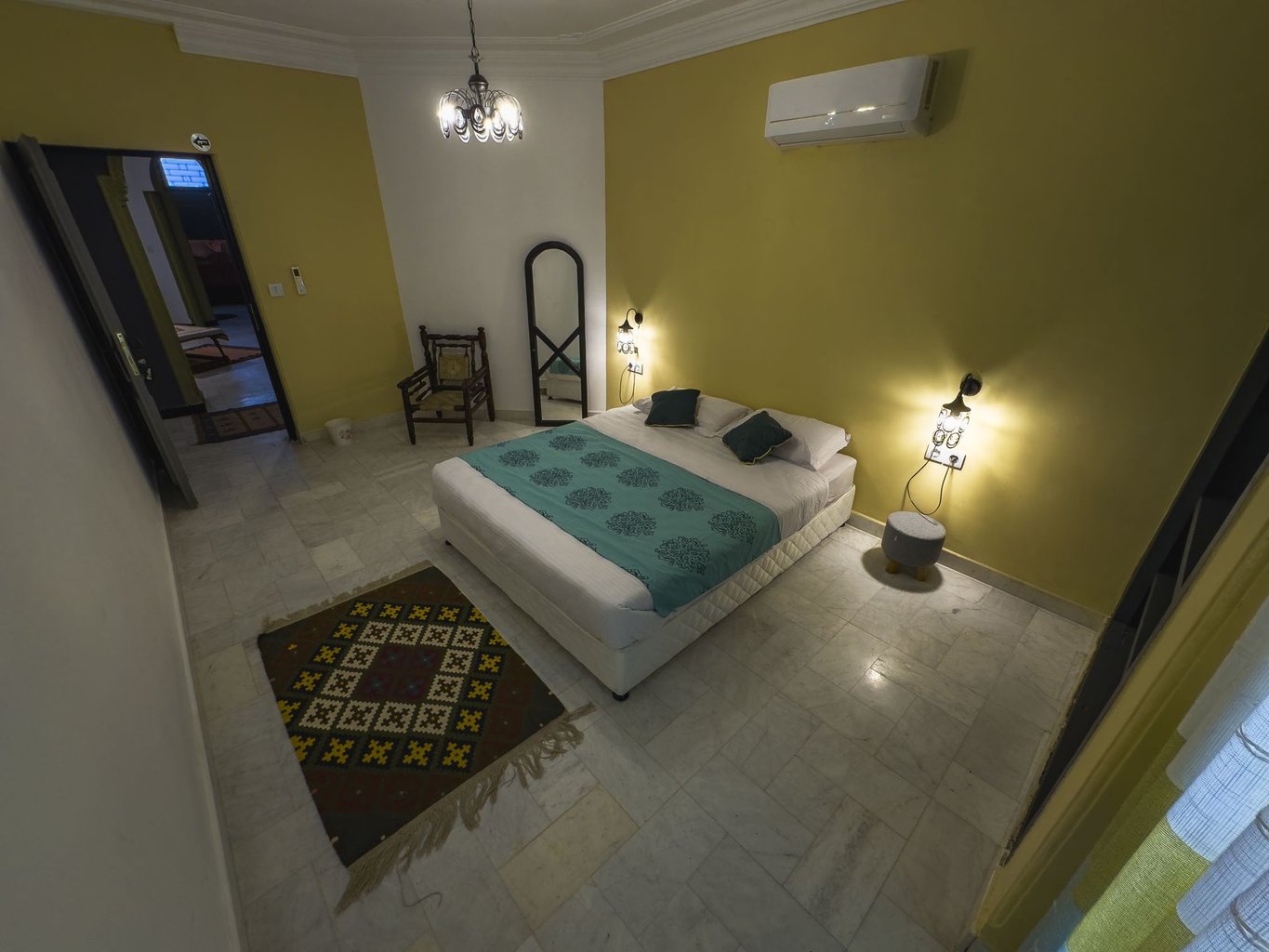 هاستل گُدار - واحد لیلی