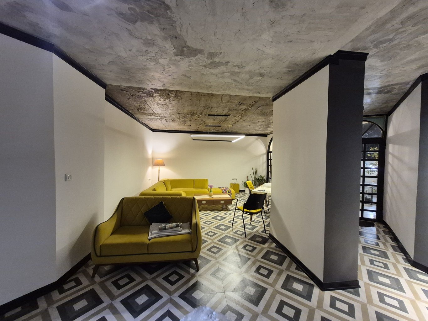 هاستل گُدار - واحد فرشته - فضای نشیمن لابی