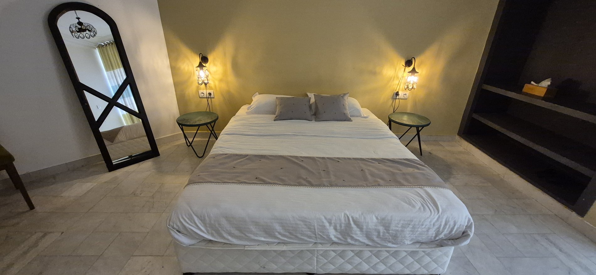 هاستل گُدار - واحد لیلی