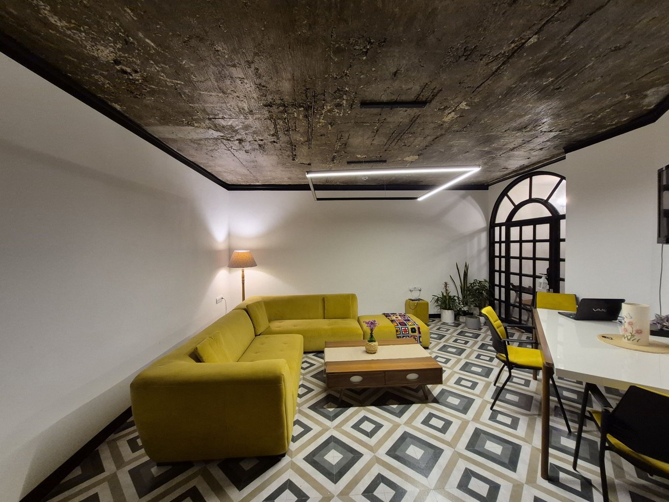 هاستل گُدار - واحد فرشته - نشیمن و غذاخوری طبقه همکف