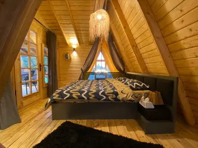 کلبه دوخوابه سوئیسی استخردار آبگرم گل آقا