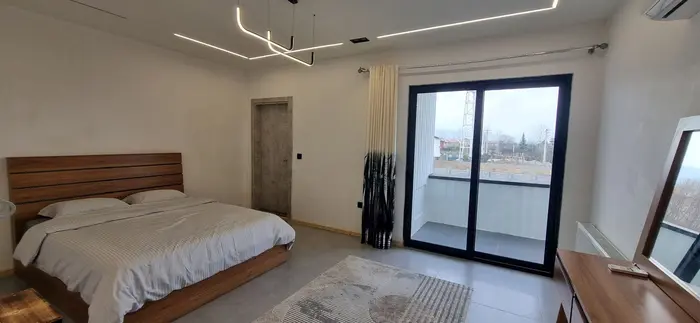 ویلا چهارخوابه تریپلکس استخردار آبگرم دژاوو - یکی از خواب های مستر ۲۵ متری