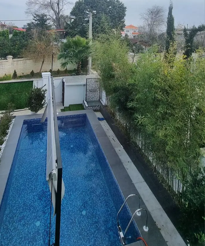 ویلا چهارخوابه تریپلکس استخردار آبگرم دژاوو - نمای استخر