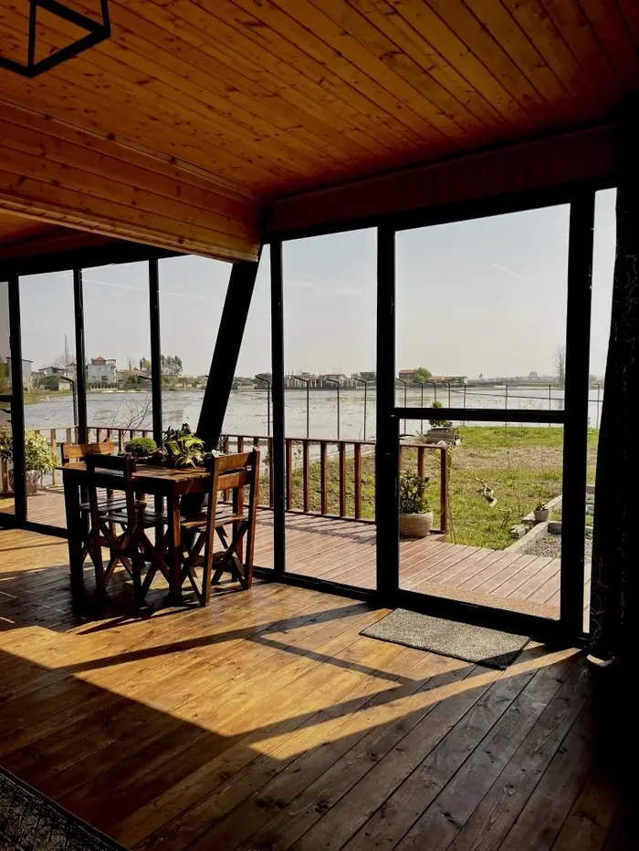 کلبه یک خوابه سوئیسی مهیار - میز سرو غذا