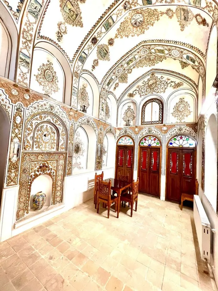 اقامتگاه سنتی عمارت زرتاج - واحد مینا - فضای آیینه خانه