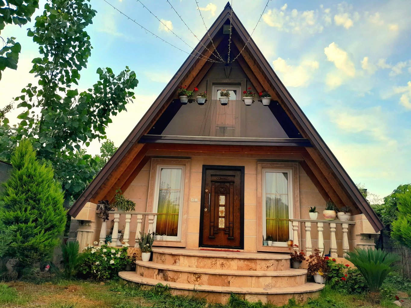 کلبه دوخوابه سوئیسی استخردار آبگرم محسنی