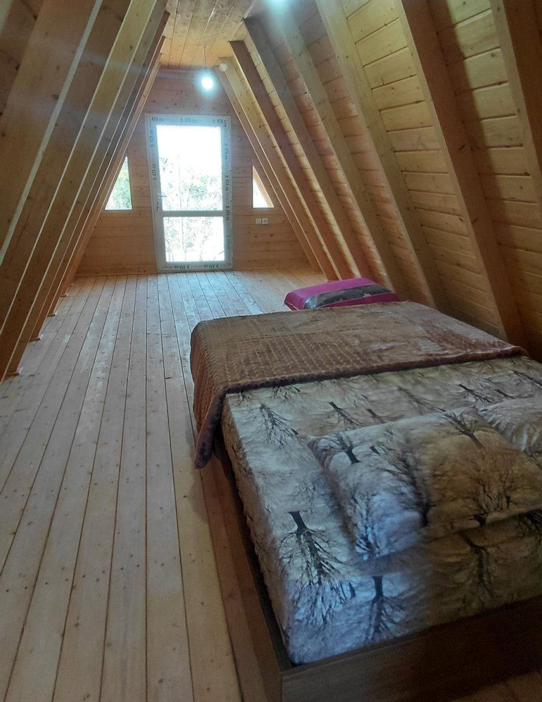 کلبه یک خوابه چوبی روشن