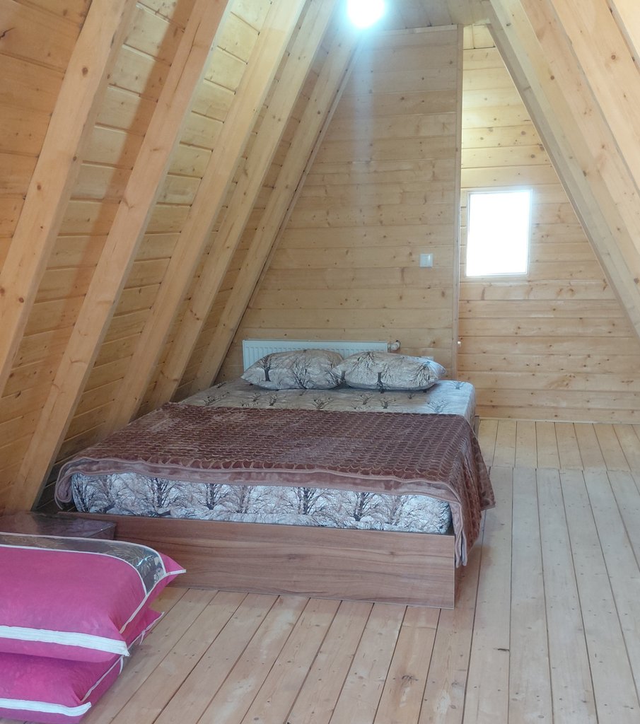 کلبه یک خوابه چوبی روشن