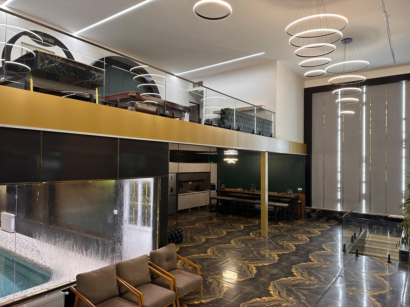 ویلا چهارخوابه تریپلکس استخردار آبگرم آرامیس