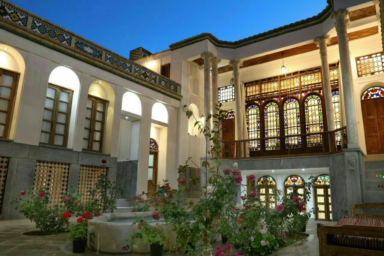 اقامتگاه سنتی خانه تاریخی ایروانی - واحد چهارتخته بهارخواب - فضای حیاط