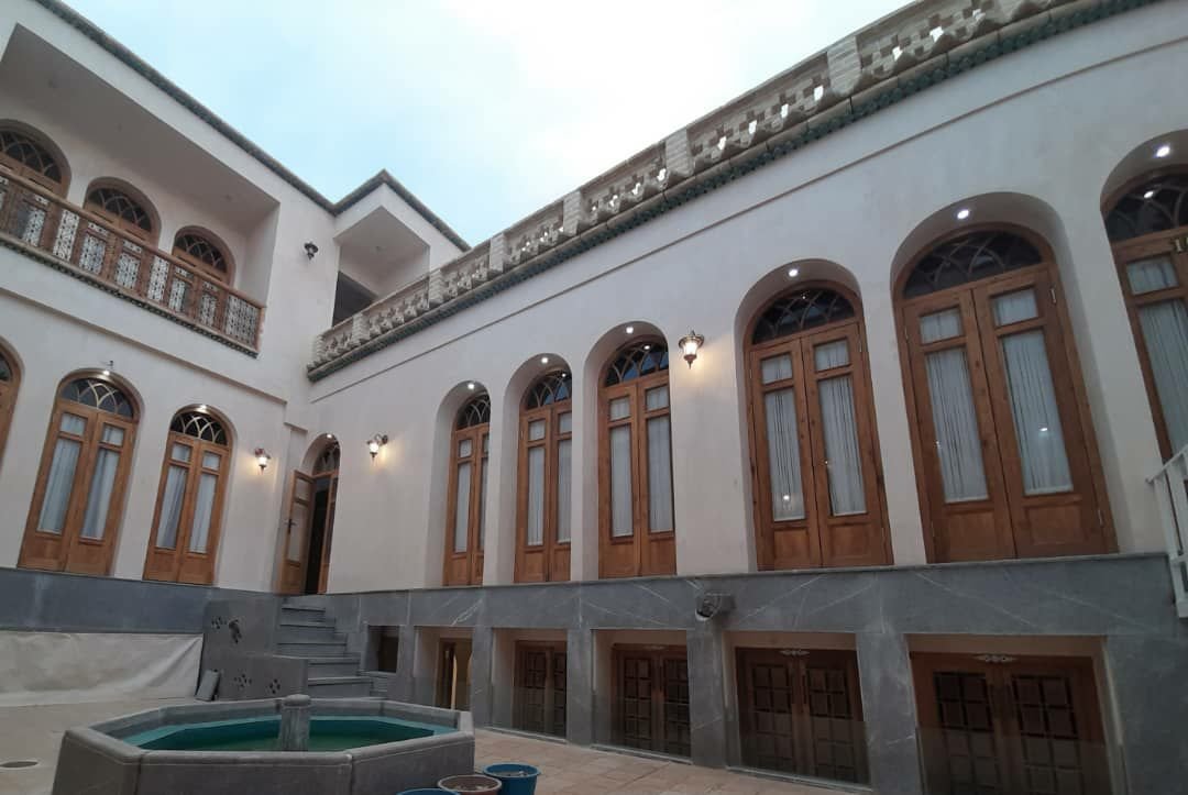 اقامتگاه سنتی خانه ایروانی - واحد دوتخته کُنج 4 - حیاط