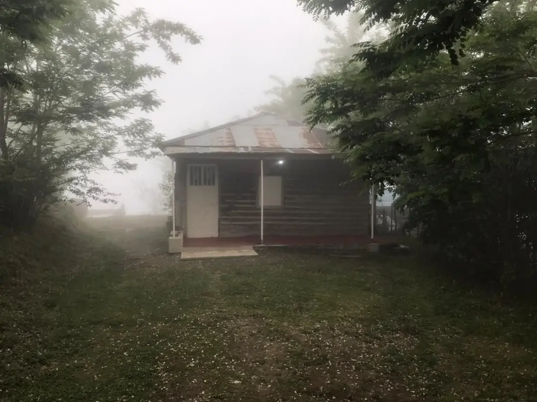 کلبه یک خوابه کوهستانی متش - نما جلو کلبه