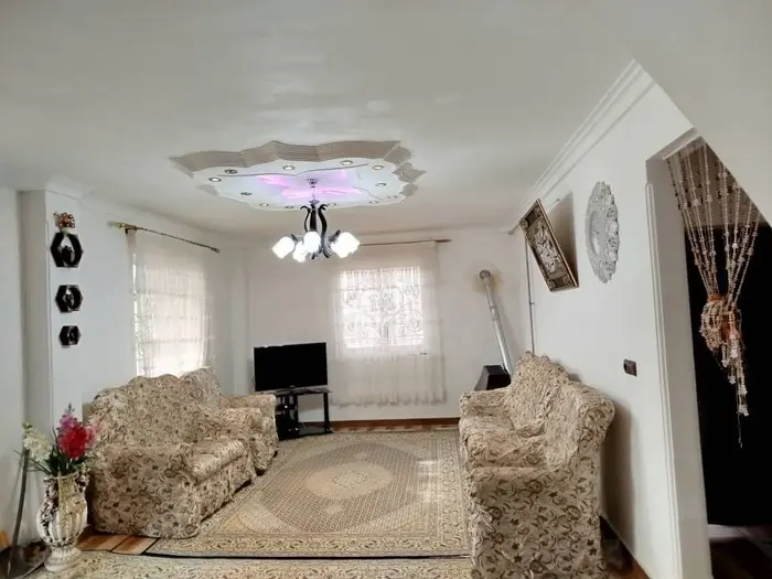 ویلا دو خوابه رحمانی - سالن پذیرایی بزرگ همراه با مبل راحتی گرمایش بخاری تلویزیون 