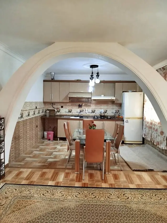 ویلا دو خوابه رحمانی - آشپز خانه بزرگ همراه با میز نهارخوری پخچال گاز رومیزی کابینت