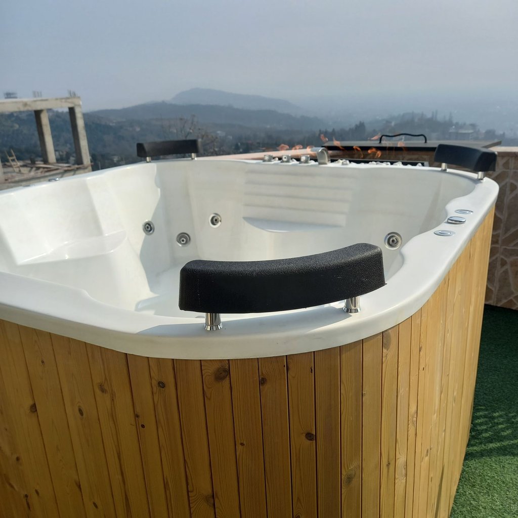 ویلا سه خوابه جنگلی گرین لند - عکس از جکوزی ۴ نفره بزرگ