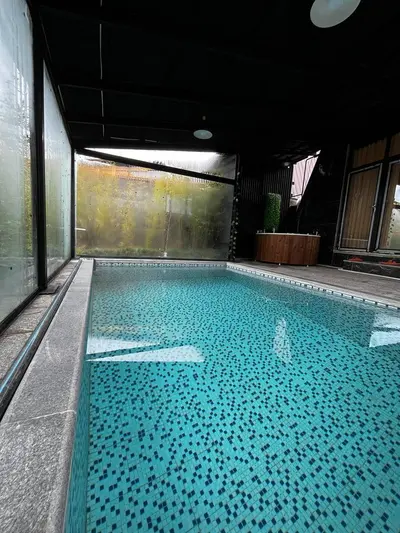 کلبه دوخوابه سوئیسی استخردار آبگرم شیرنژاد