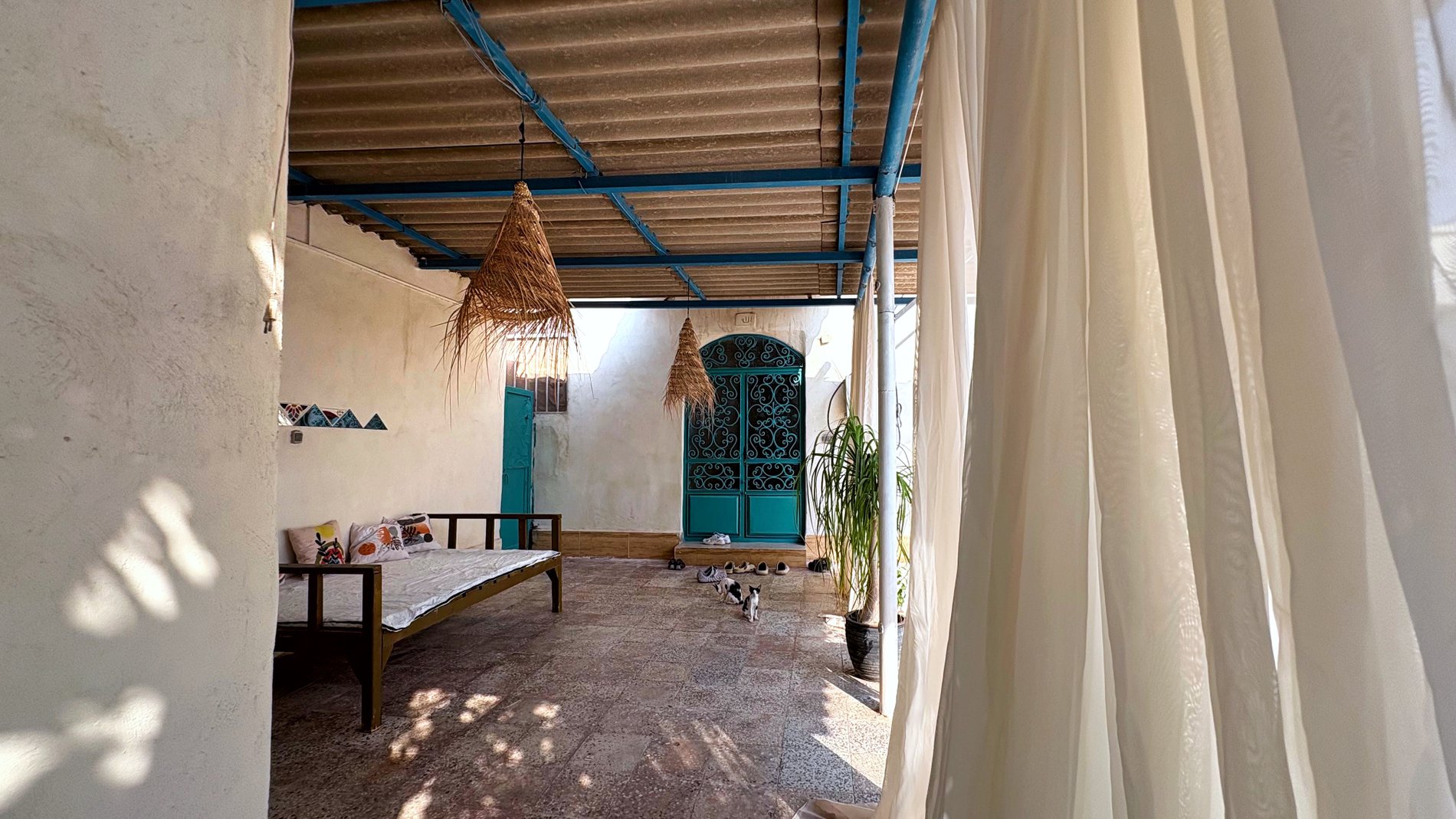 هاستل چیل هاوس - واحد ماه