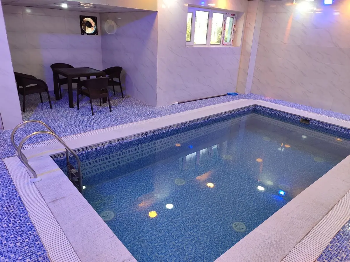 ویلا پنج خوابه استخردار آبگرم گل شمعدانی 2 - پوشیدن مایو یا لباس شنا الزامی است. لباس خانگی باعث تغییر رنگ آب میشود که هزینه بر میباشد