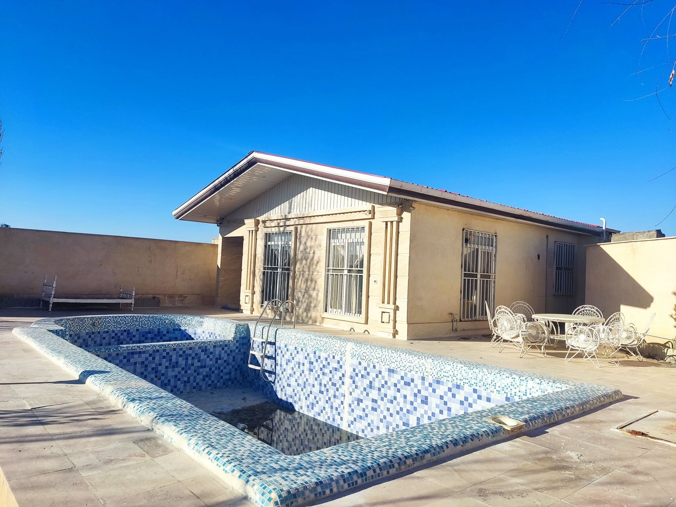 ویلا دوخوابه استخردار خانوم و آقا