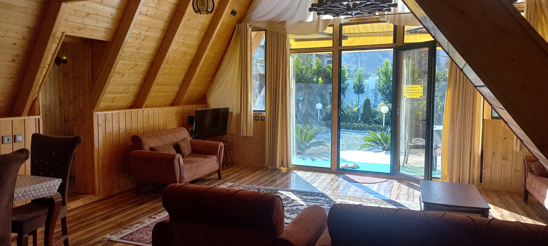 کلبه دوخوابه چوبی طاووس