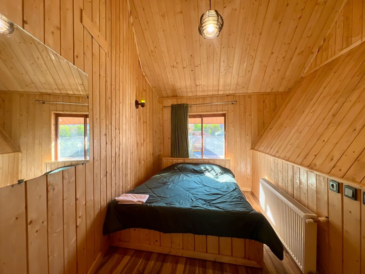 کلبه دوخوابه چوبی طاووس