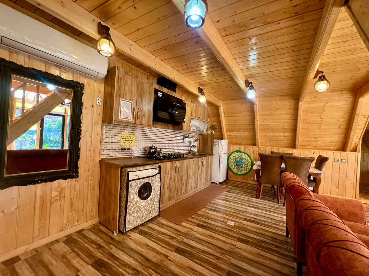 کلبه دوخوابه چوبی طاووس