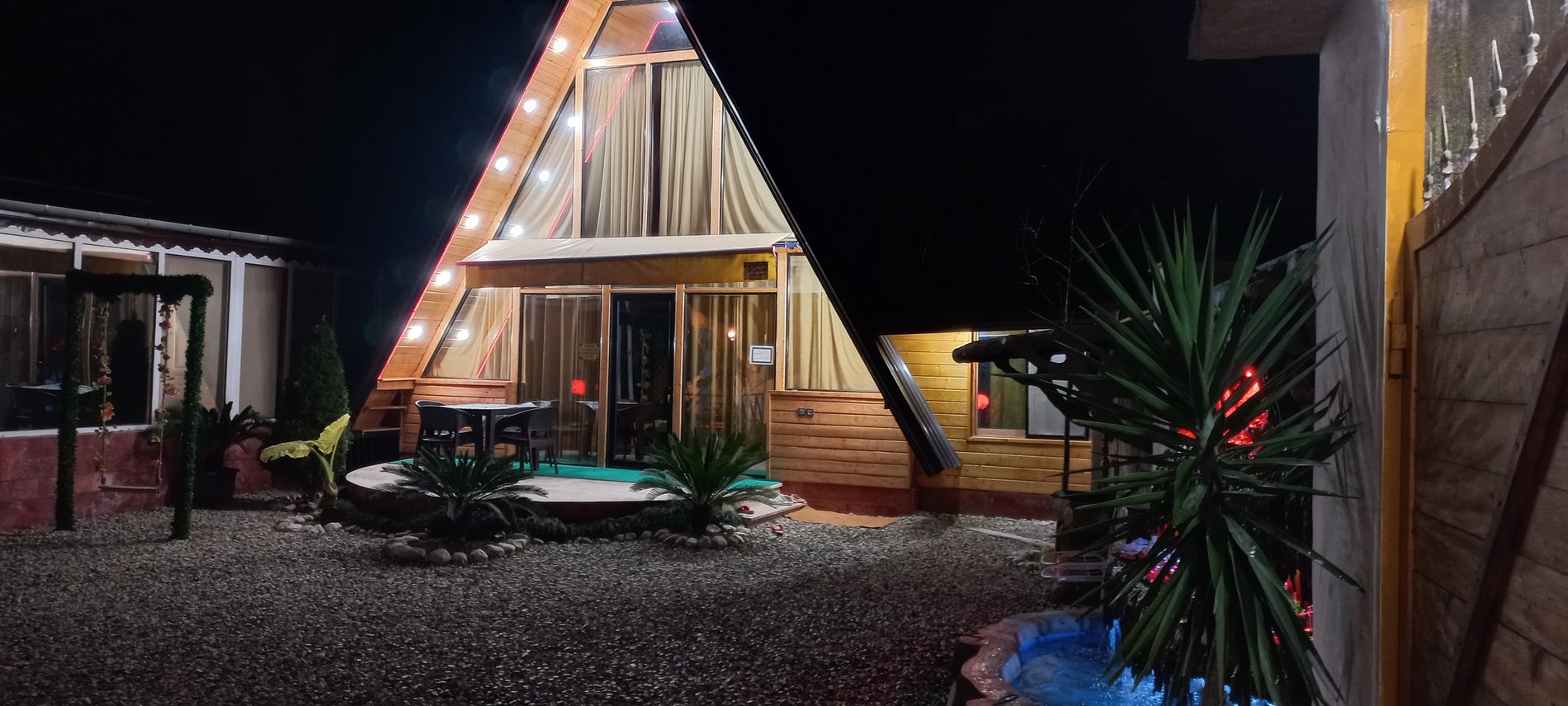 کلبه دوخوابه چوبی طاووس