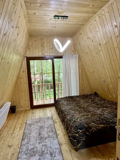 کلبه دوخوابه جنگلی سوئیسی گیسوم