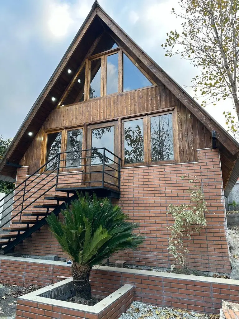 کلبه یک خوابه دهکده چوبی