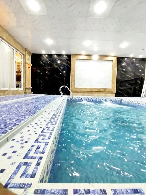 ویلا یک خوابه استخردار آبگرم باغ دهکده خوشنام