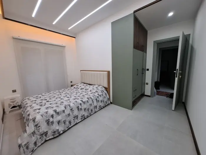 ویلا دوخوابه جنگلی کولاک آبر - اتاق خواب 1 تتدو نفره تشک طبی رو تختی نو کد دیواری و پاتختی ویو دار