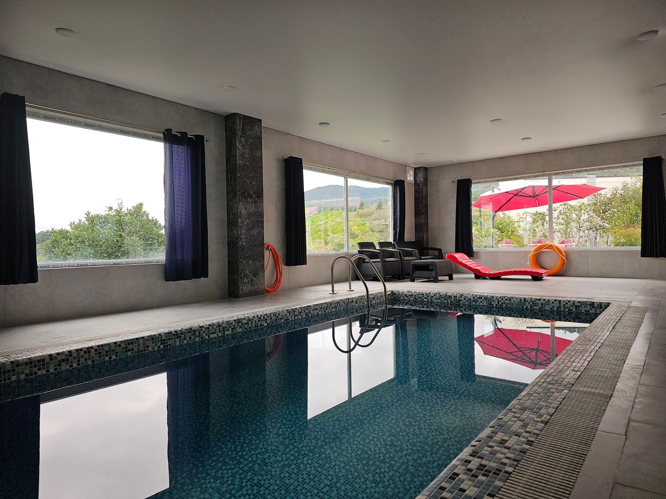 ویلا دوخوابه استخردار آبگرم اسپیندار - استخر