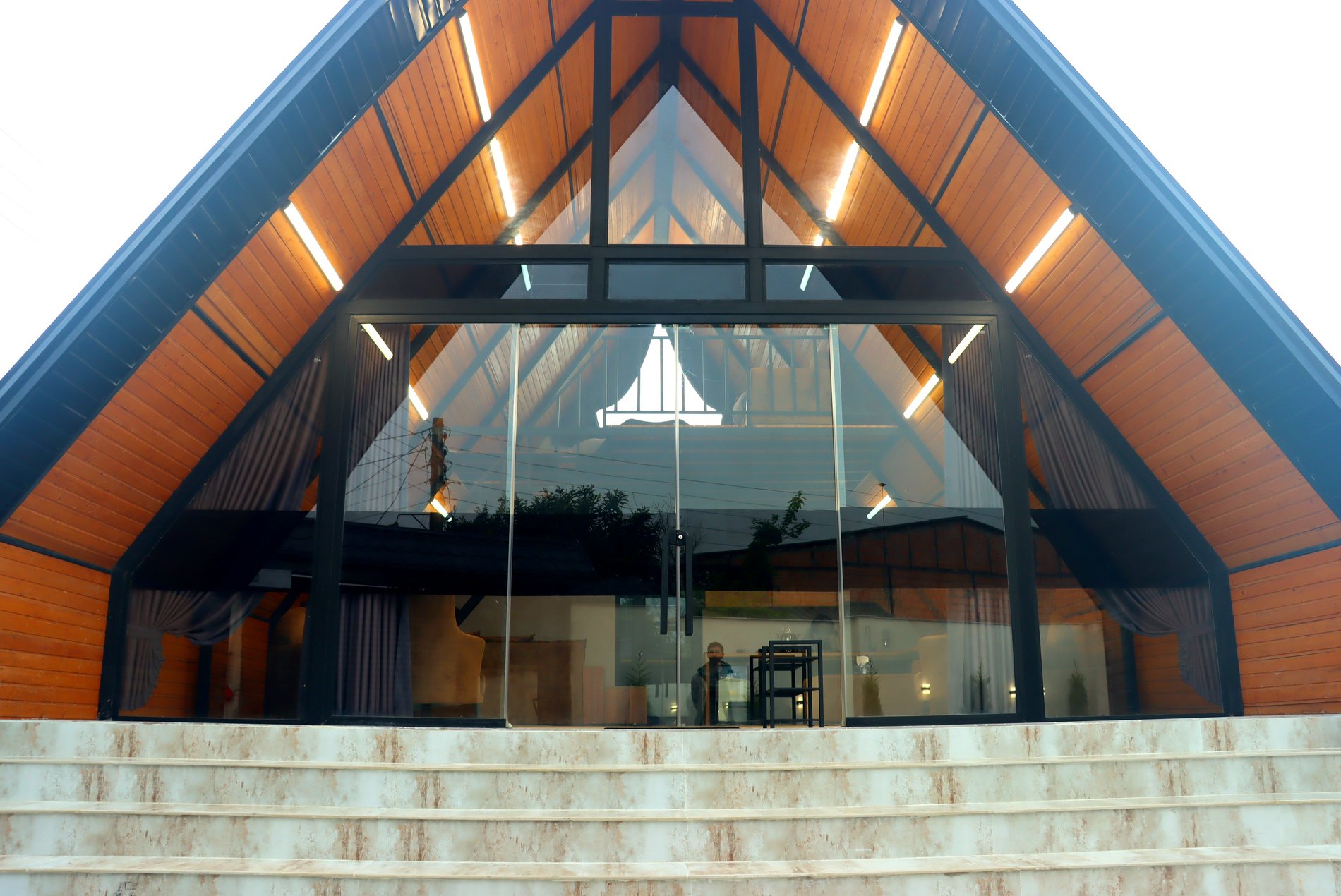 یک خوابه جکوزی دار سوئیسی مظلومی