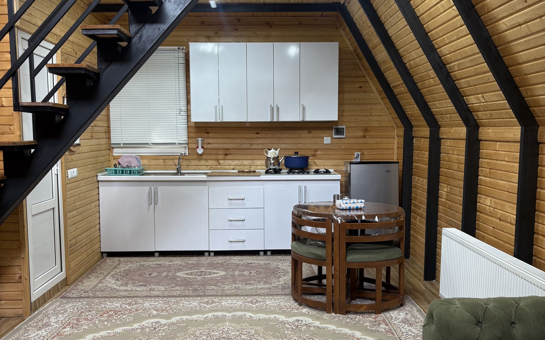 کلبه یک خوابه سوئیسی بهارنارنج