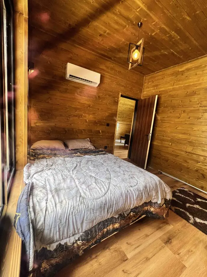 کلبه دوخوابه جنگلی فیروزه - اتاق خواب همکف