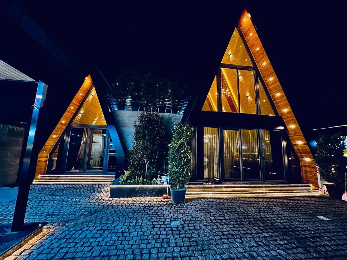 کلبه دوخوابه استخردار آبگرم سوئیسی زارع