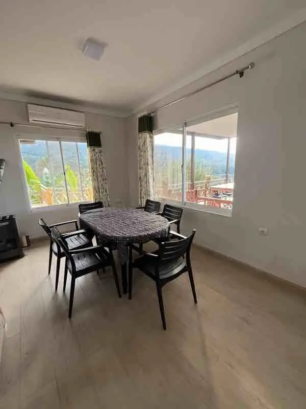 ویلا دوخوابه جنگلی استخردار آبگرم نپار - میز ناهار خوری 