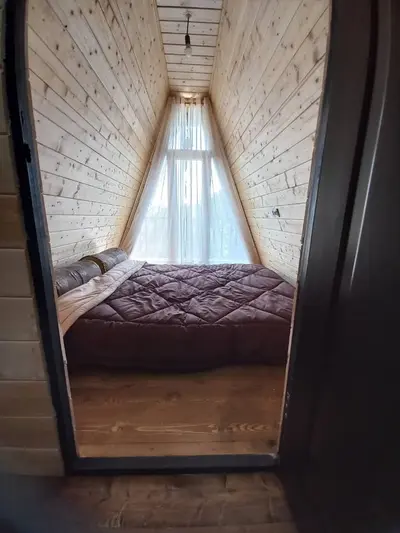 کلبه سوئیسی دوخوابه جنگلی جکوزی دار گوهر