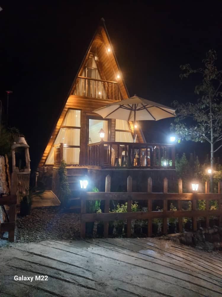 کلبه سوئیسی دوخوابه جنگلی جکوزی دار گوهر