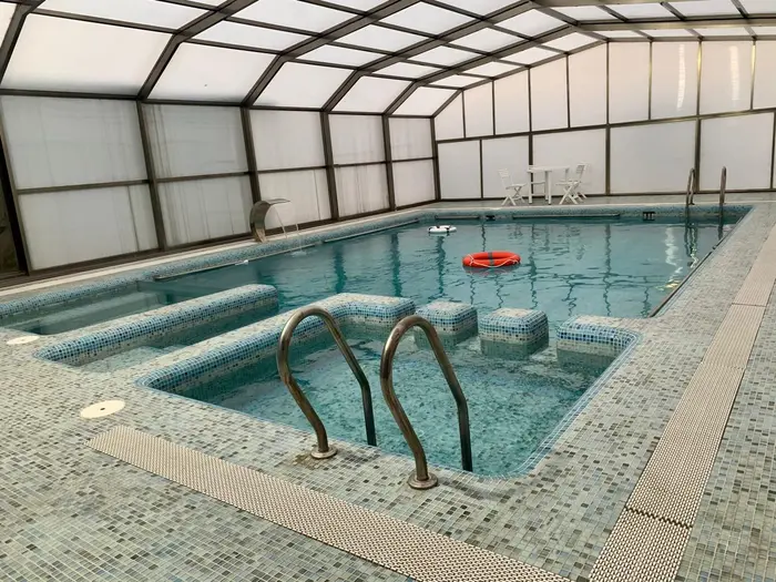 ویلا چهارخوابه تریپلکس استخردار آبگرم سفيد