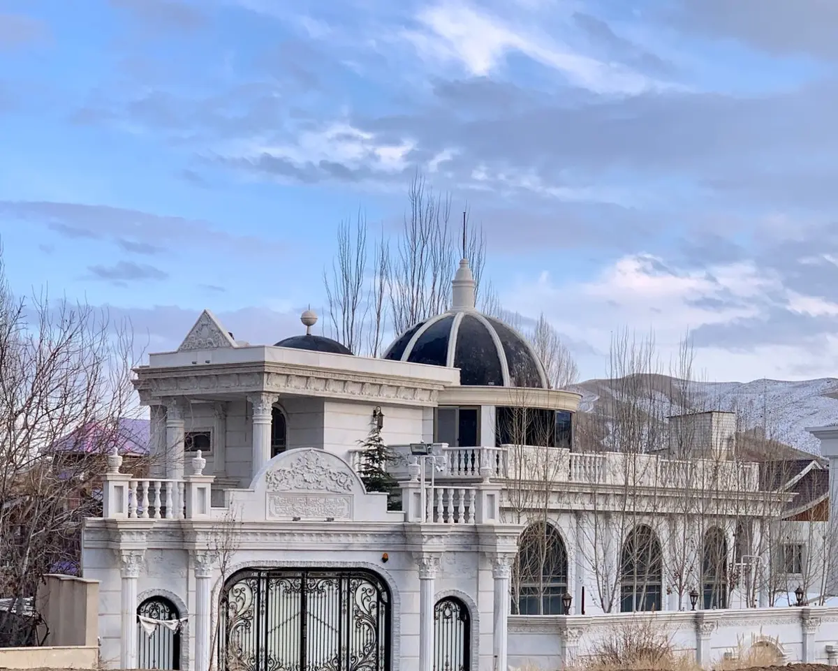 ویلا چهارخوابه تریپلکس استخردار آبگرم سفيد