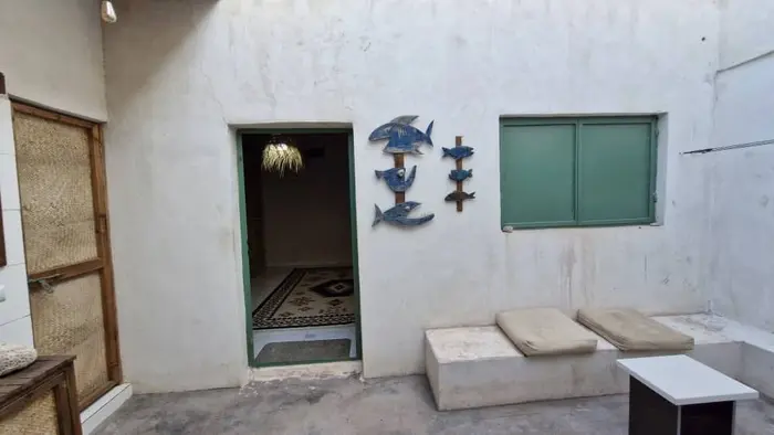 بوم گردی سرای داماهی - واحد نخل - ورودی اتاق از حیاط مرکزی