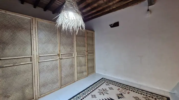 بوم گردی سرای داماهی - واحد نخل - کمد لباس و وسایل