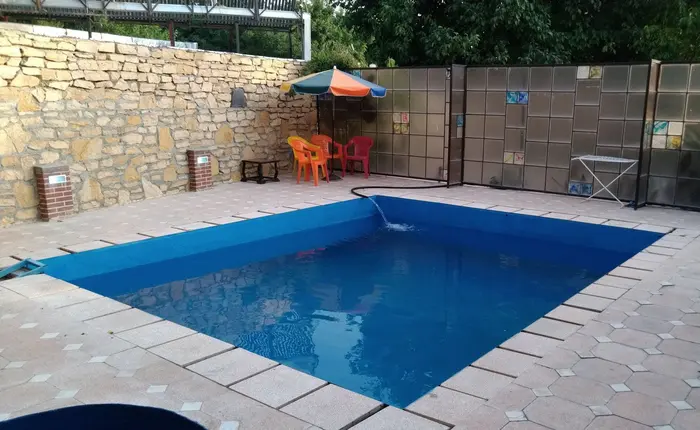 یک خوابه باغ استخردار آبشار