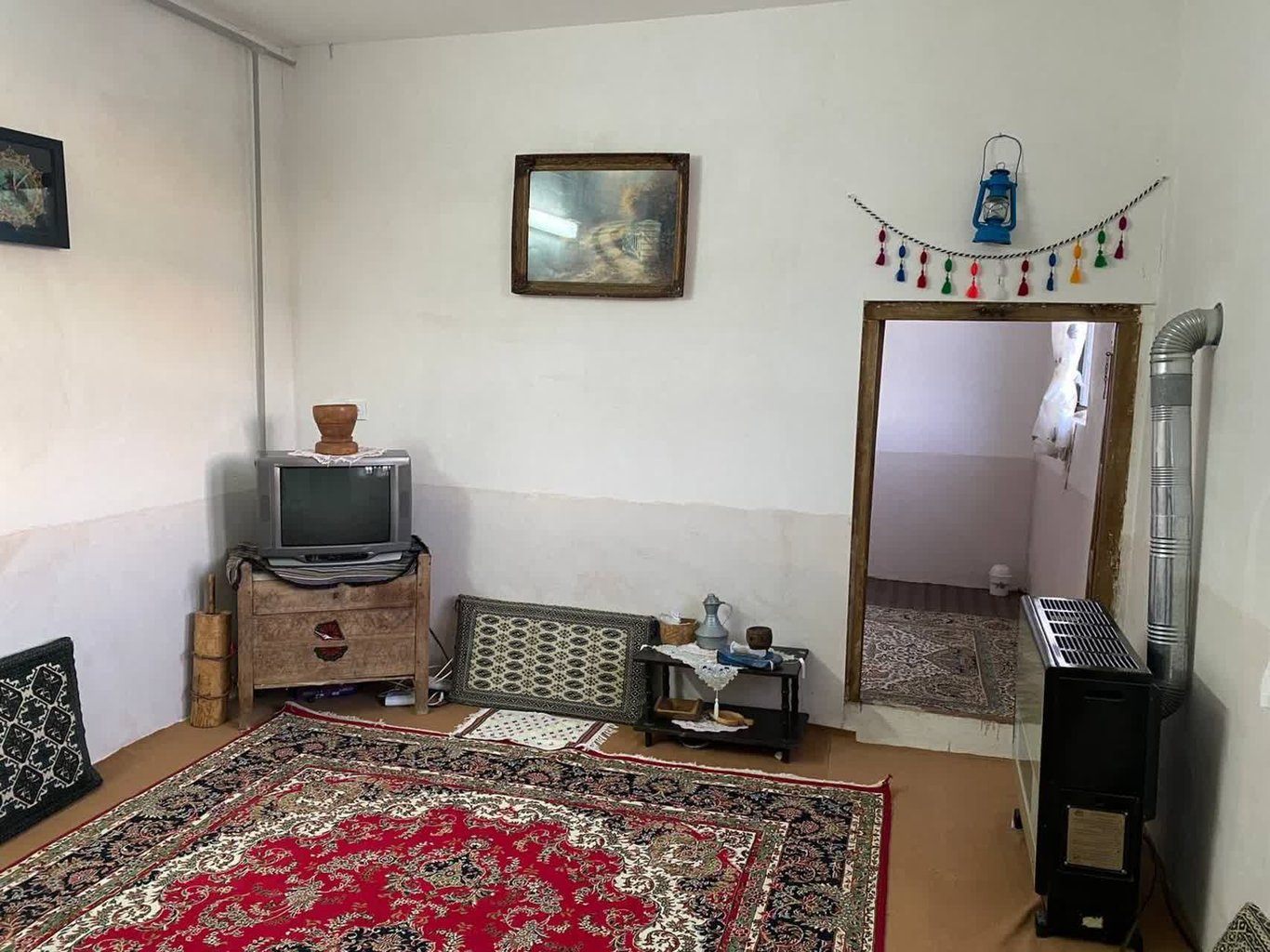 بوم گردی بومگردی ترنه - واحد یک خوابه چشمه - حال و ورودی اتاق خواب