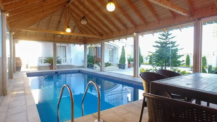 ویلا چهارخوابه استخردار آبگرم سروستان