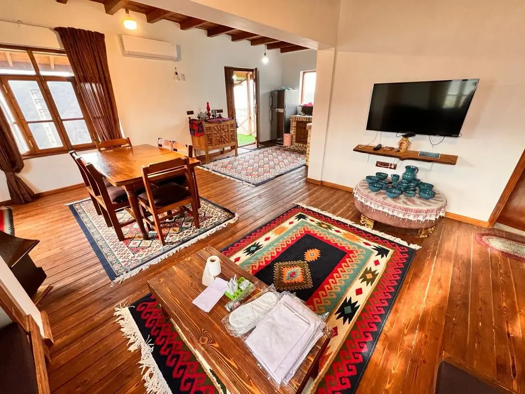 کلبه دوخوابه استخردار چوبی اربکله