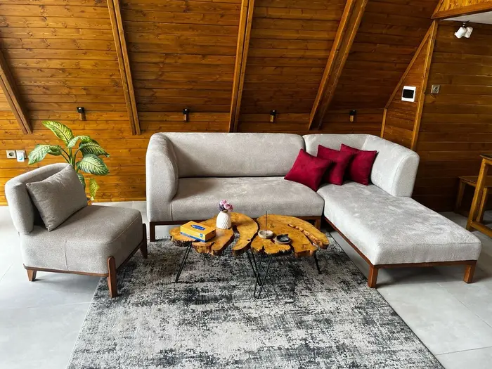 کلبه سه خوابه استخردار آبگرم دیدار تلارسر - مبل نشیمن