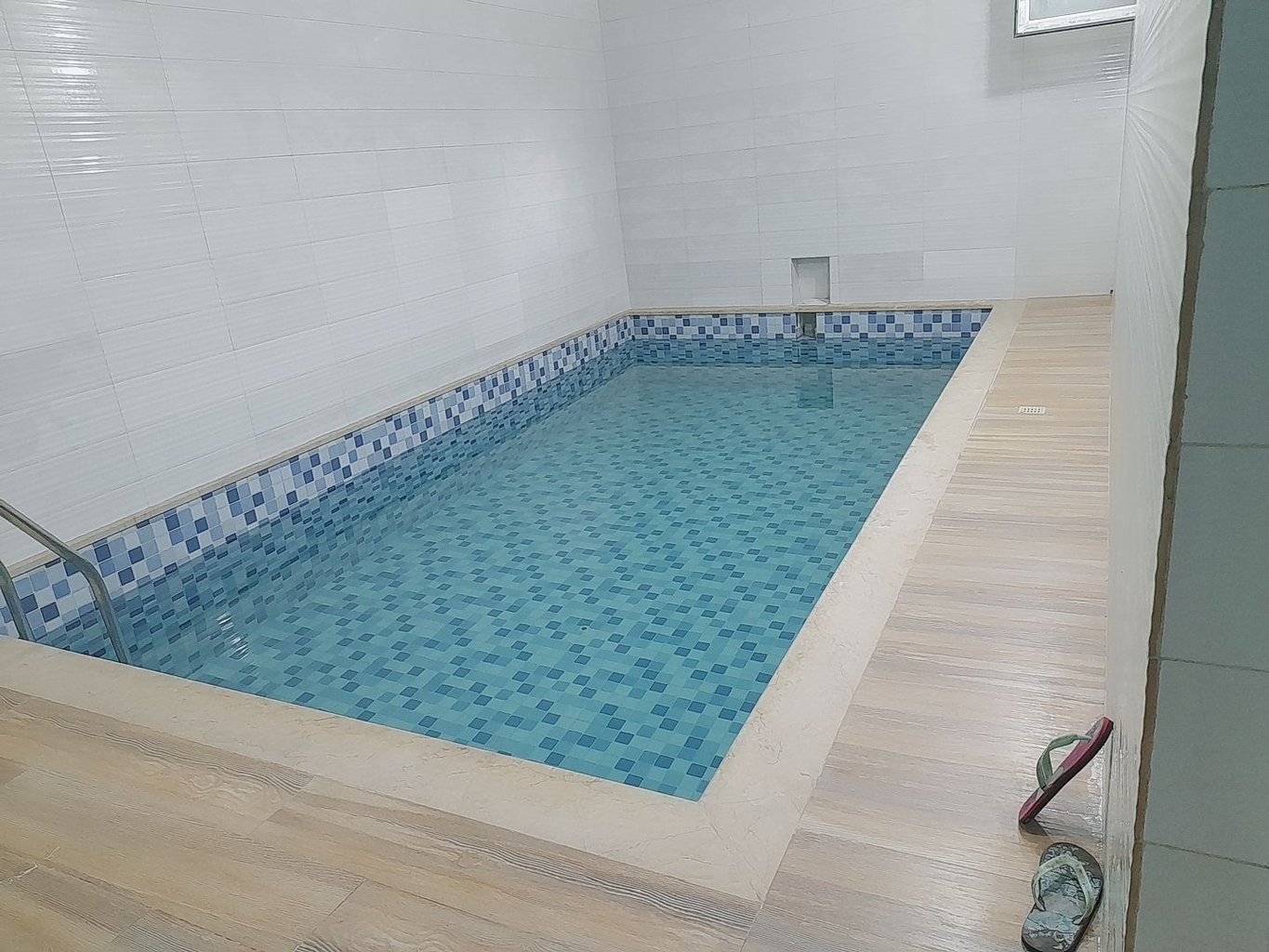 دوخوابه استخردار آبگرم بیست متری